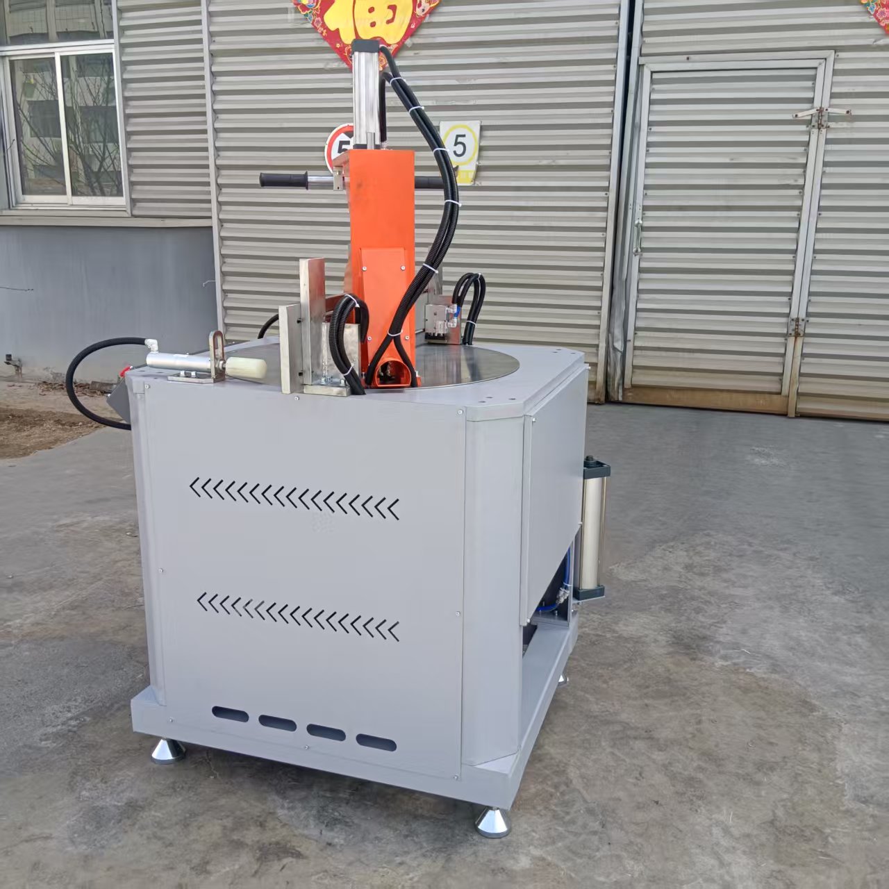 牛头式任意角度圆盘锯